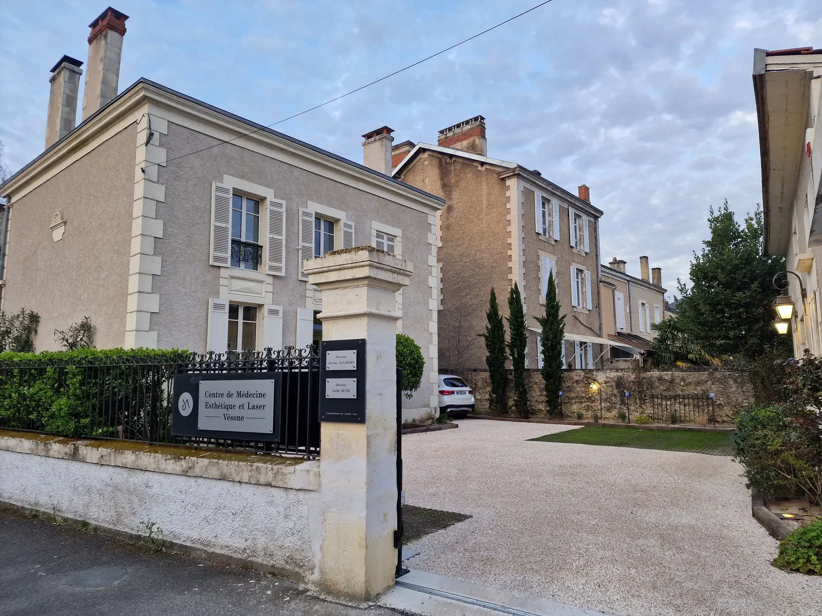 Façade du Centre de médecine esthétique et laser Vésone à Périgueux : maison de pierre claire, portail et allée de gravier